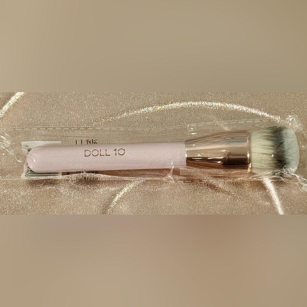 Doll 10 smoothing filter brush. NEW in plastic! 💕